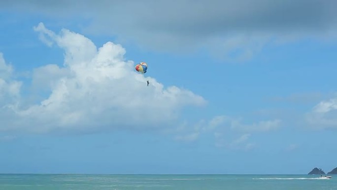 测试滑翔伞大海海洋海上娱乐项目刺激体验