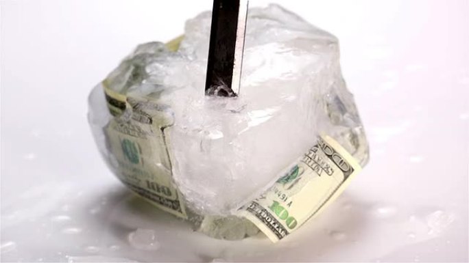 破冰美元被冻住凿冰
