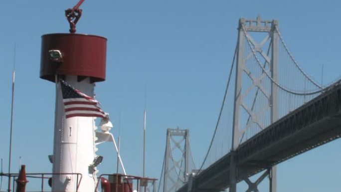 美国国旗与旧金山海湾大桥