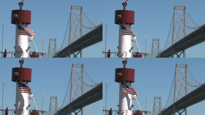 美国国旗与旧金山海湾大桥