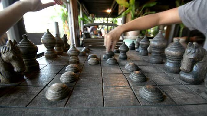 下棋的男子和女子排在棋盘上