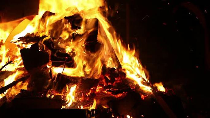 复活节大火在夜间燃烧-近距离拍摄（奥斯特费尔）