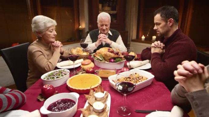 祖母和家人在感恩节餐桌上说格蕾丝