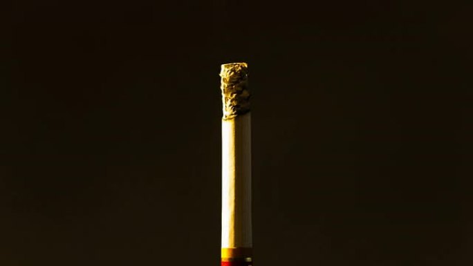 香烟在孤立背景的空气中燃烧，时间流逝。