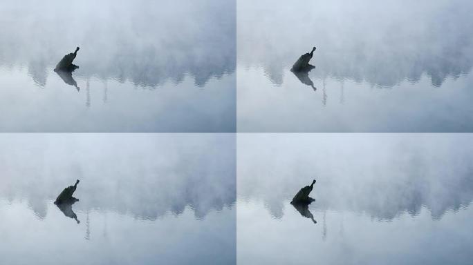 水山观景点和反射湖上的薄雾移动，4k(UHD)