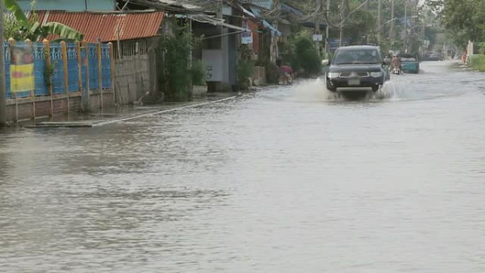 洪水中的皮卡夏季汛期暴雨过后路面积水