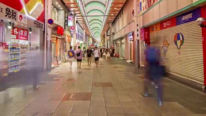 拥挤在日本大阪心斋桥购物街。