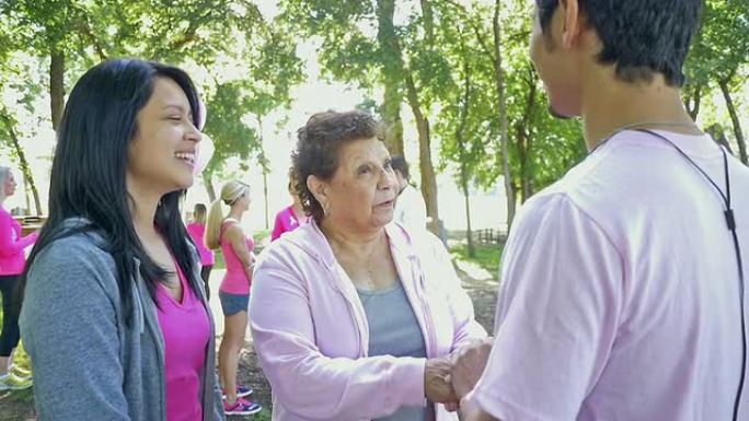 西班牙高级女性与孙女报名参加乳腺癌症意识竞赛