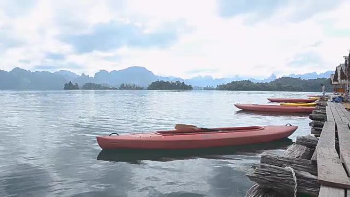 平移: 早上皮划艇在木筏后面。