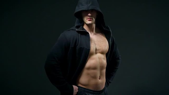 英俊的年轻人，肌肉发达，披着斗篷，背景是黑色