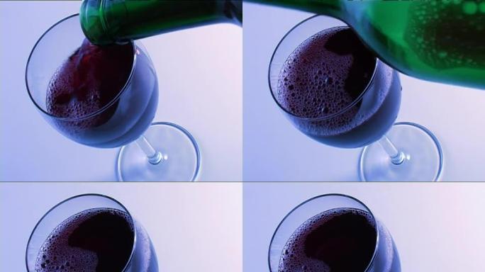 将葡萄酒倒入玻璃杯