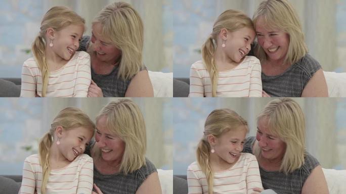 祖母和孙女在沙发上大笑