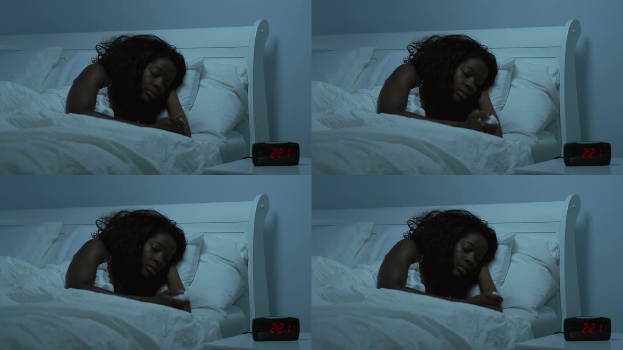 躺在床上的年轻非裔美国妇女