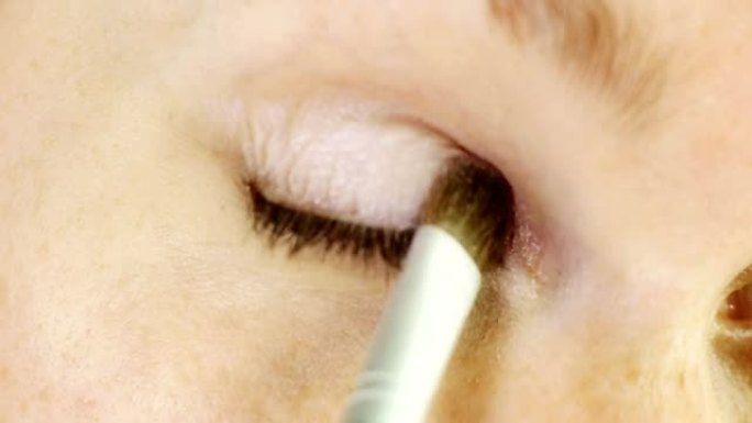 高清：涂抹在眼睑上的化妆品