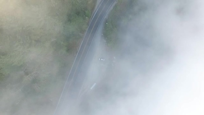 穿过雾直飞到下面的道路