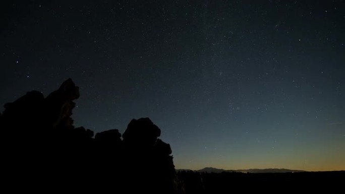 爱达荷州熔岩岩石上的星景和月升移动延时