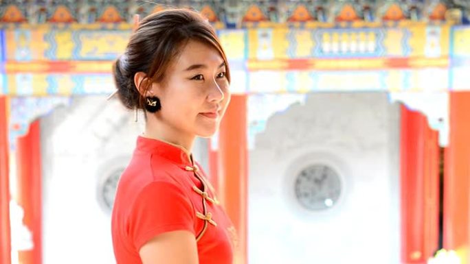中国女孩的特写。红色旗袍中式开心笑容