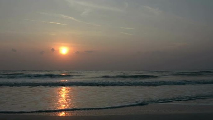 泰国普拉努阿普·希里汗萨姆罗约德国家公园的萨姆普拉亚海滩日出