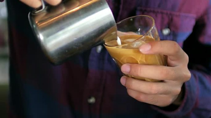 咖啡概念，咖啡师制作拿铁艺术和倒牛奶，4k(UHD)