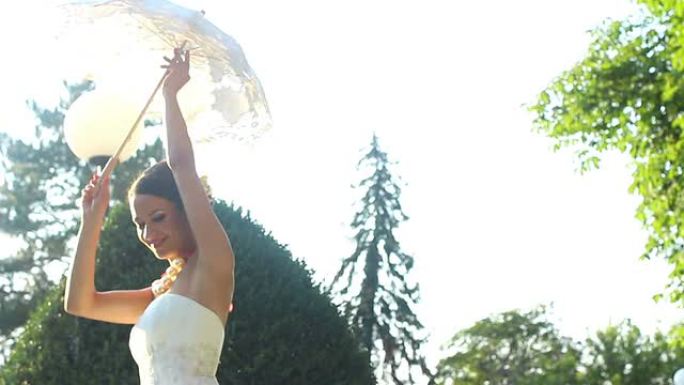 带阳伞跳舞的新娘