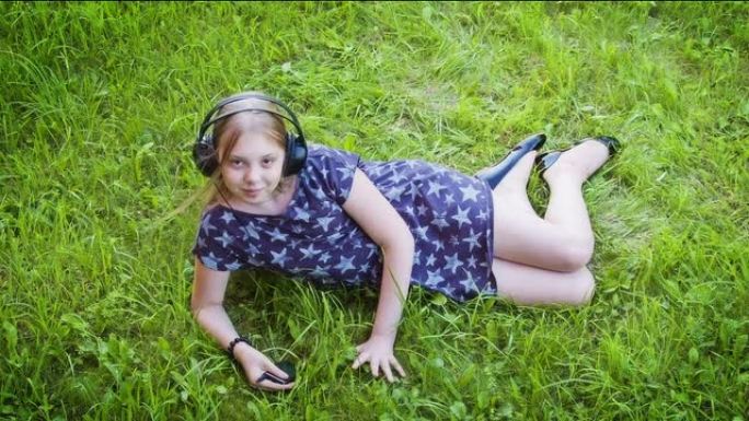 草地上的女孩耳机音乐外国人美女户外听歌