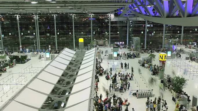 旅客在机场排队办理登机手续