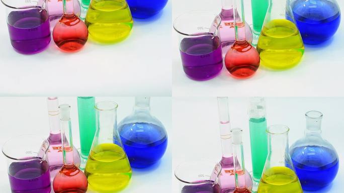 平移: 不同玻璃器皿中化学物质的颜色很多