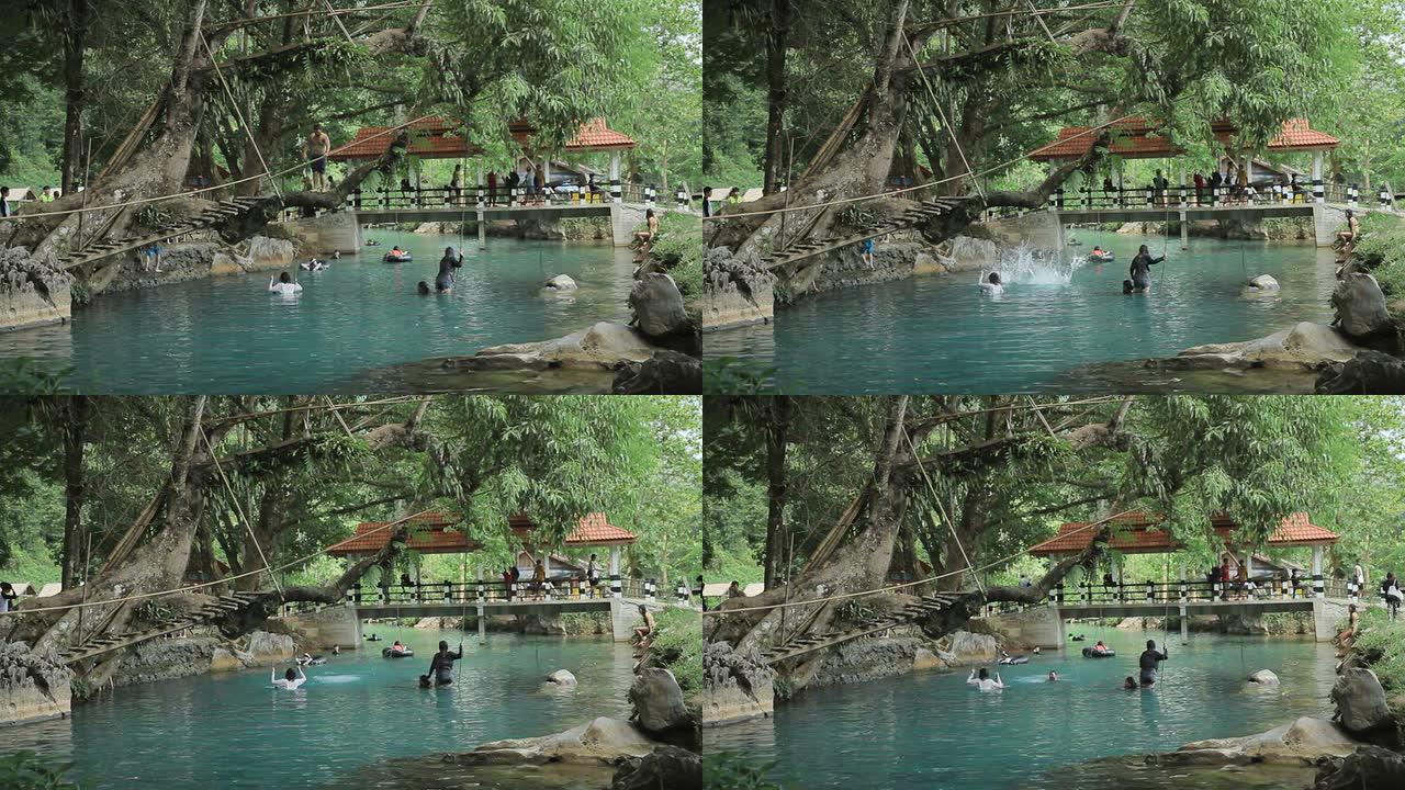 人们在老挝万荣蓝色泻湖玩得很开心