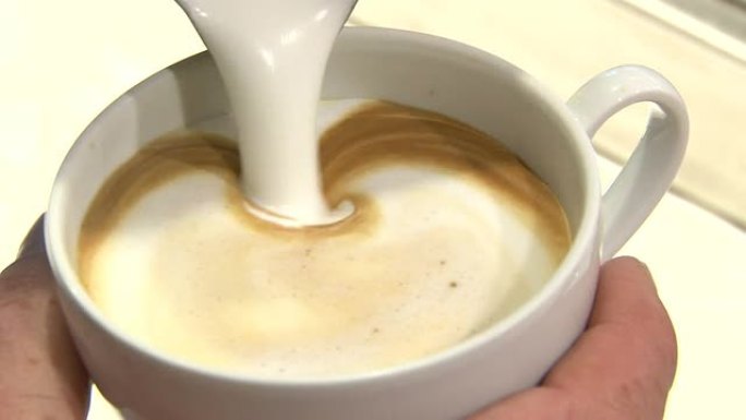 咖啡师制作的特写咖啡杯