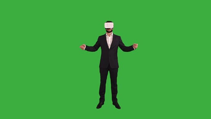 大胡子商人在绿色背景上的虚拟现实眼镜中展示复制空间
