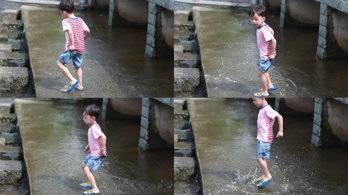 孩子是脚在水中玩慢动作