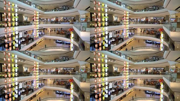现代购物中心，商店，咖啡馆和购物者四处走动