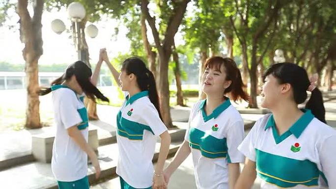 四名学生在校园唱歌