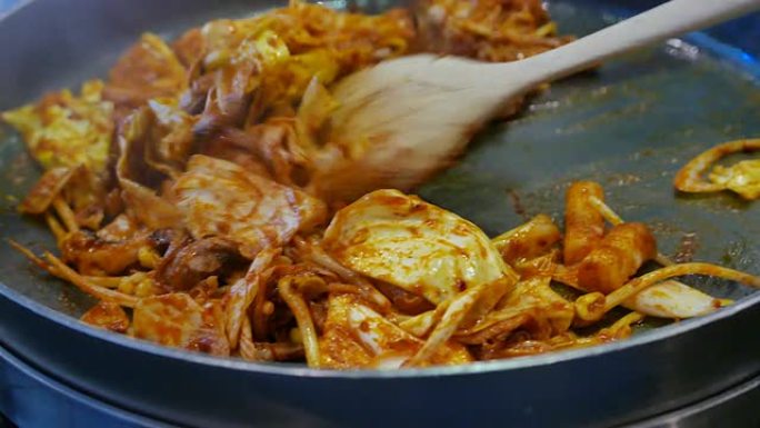 4k镜头: 韩国料理，Dak Galbi，鸡肉炒饭和海鲜酱