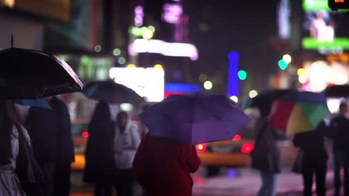 时代广场雨伞慢镜头下雨天虚焦散焦虚化