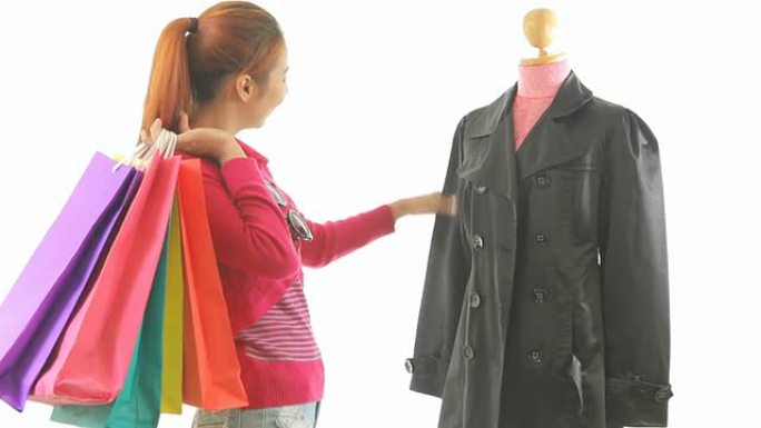 尝试新衣服的女人尝试新衣服的女人购物