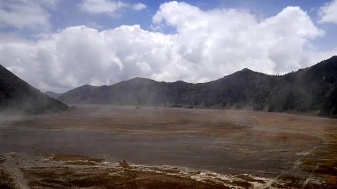 印度尼西亚布罗莫腾格尔塞梅鲁国家公园火山谷的云景时间流逝 (4k)