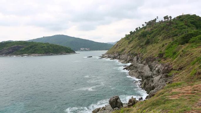 海浪冲向岩石