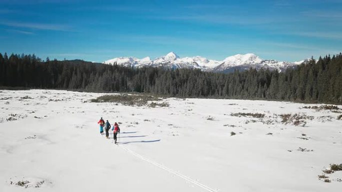 登山者在雪谷上行走的空中镜头