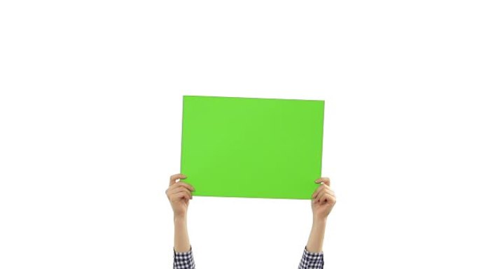 年轻女子的手拿着空白的绿色标语牌。