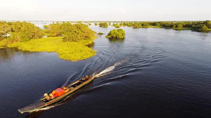 柬埔寨洞里萨湖平底河小艇或船