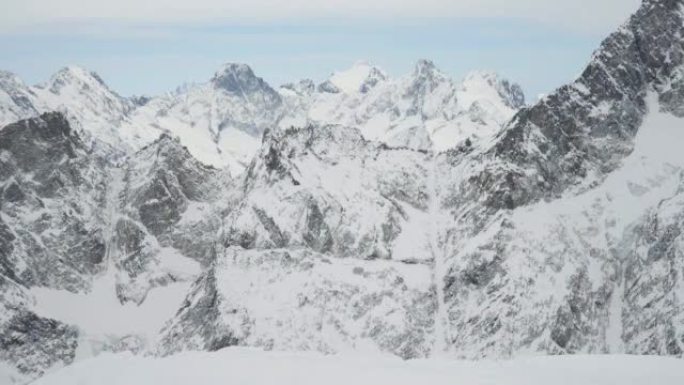 两座阿尔卑斯山雪林雪景冰天雪地