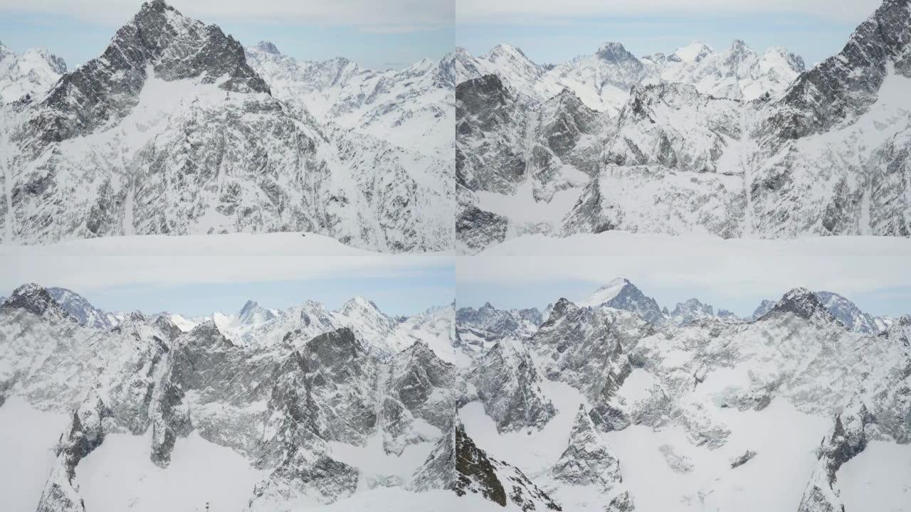 两座阿尔卑斯山雪林雪景冰天雪地