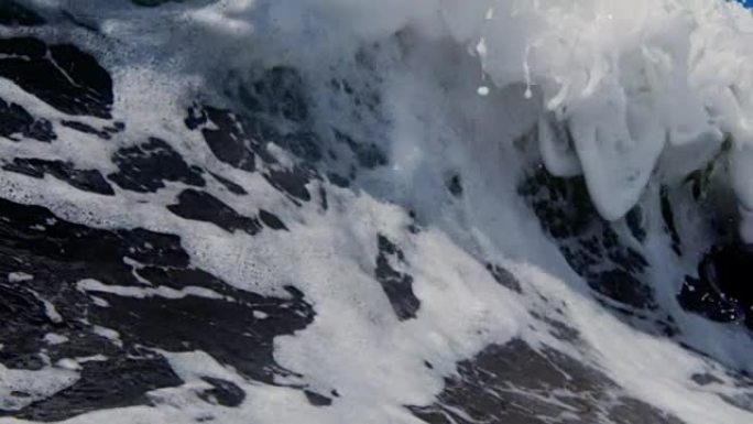 炎热的夏日里，一股泡沫般的美丽波浪在加州金色沙滩上破碎。在红龙上以300FPS的速度拍摄。