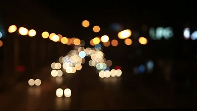 夜间城市交通。汽车前灯和尾灯不聚焦
