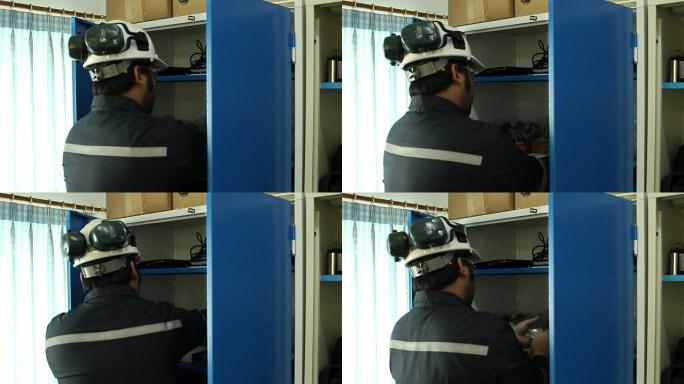 工程师准备他的工具