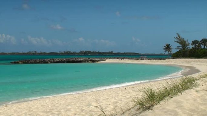 巴哈马群岛海滩海浪冲向沙滩海岸线