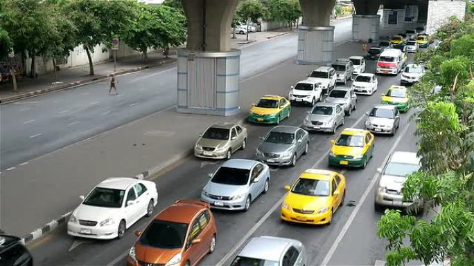 在泰国曼谷的一条繁忙道路上，交通缓慢前行