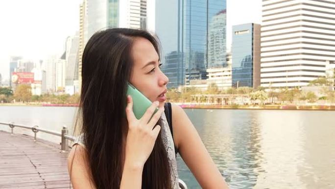 亚洲女性在打手机女人户外通电话打电话聊天