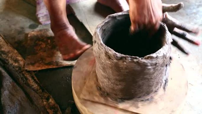 资深亚洲女性手工制作传统陶器